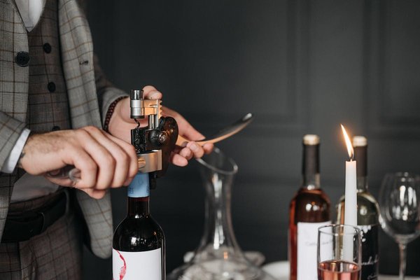 Tire-bouchon en bois sur mesure : l'élément clé de vos événements